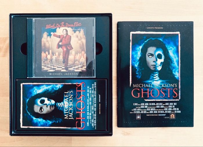 Coffret collector Michael Jackson VHS et CD. - photo numéro 4
