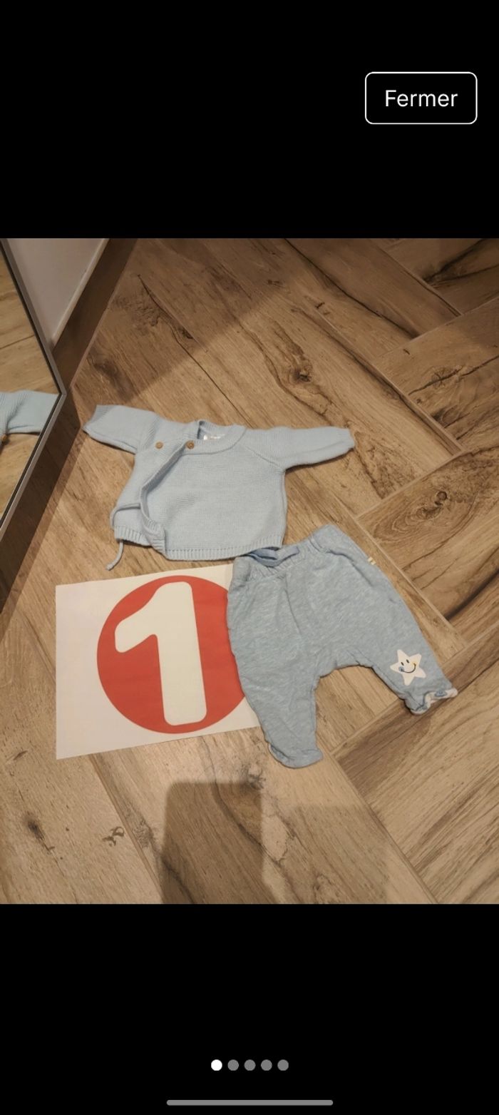 Pantalon bleu doublé idéal maternité 
Pull maille croisé 
Taille 1 mois 
Marque trois kilos sept 
Coloris bleu clair