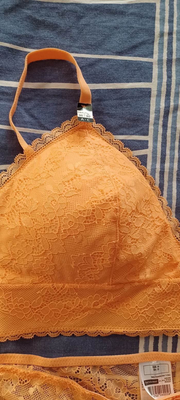 Très joli ensemble  lingerie femme haut 95C Bas 44 - photo numéro 2