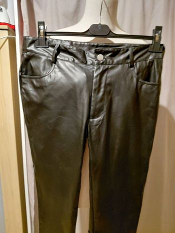 Très beau pantalon simil cuir femme T 38