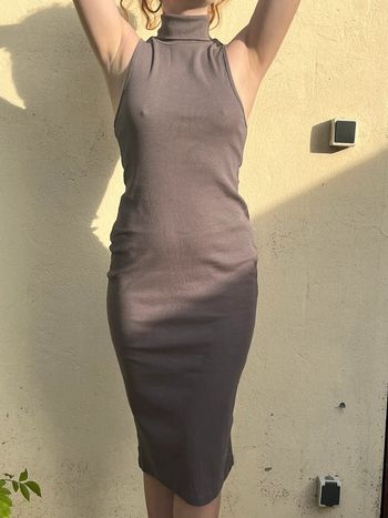 Robe mi-longue taupe à col roulé