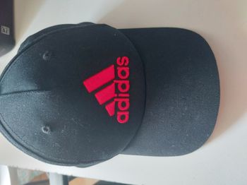 casquette adidas noire et rouge
