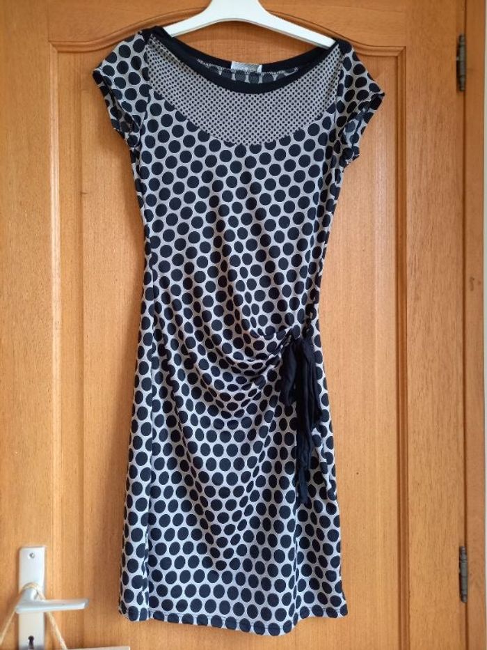 Robe sans manche beige et noire Taille 36 cache cache