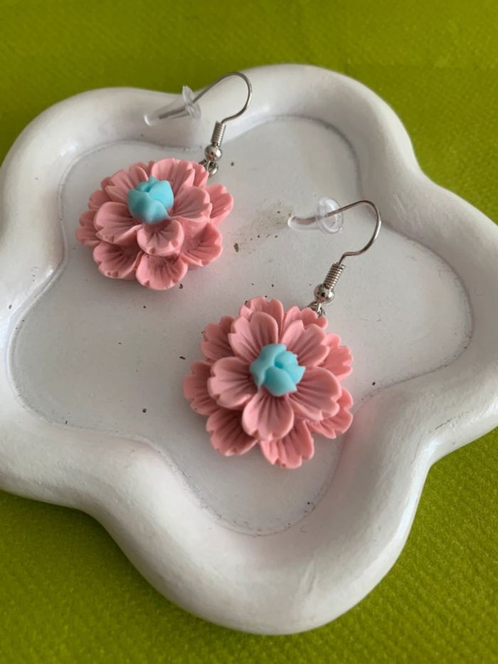 Boucles d’oreilles fleur rose en résine - photo numéro 4