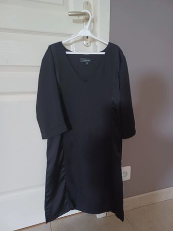 Ensemble robe noire fluide satinée et ceinture cuir