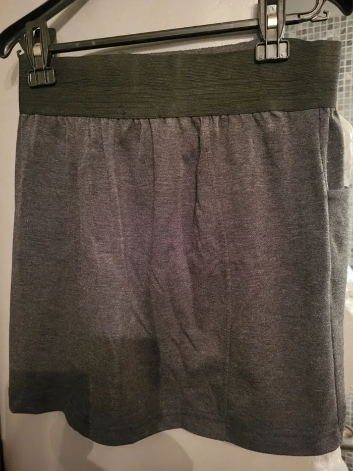 Jupe gris foncé avec nœud et boutons. - photo numéro 2