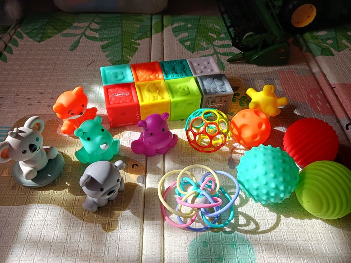 Lot de jouets bébé