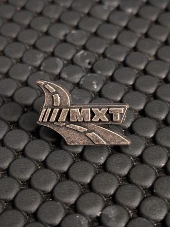 Pin's pneu Michelin MXT signé Pichard