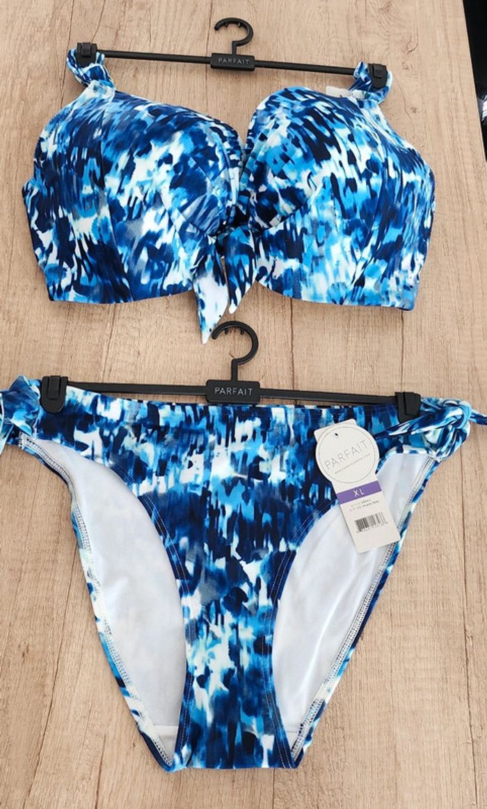 Maillot de bain motif bleu taille 95H / bas XL Parfait