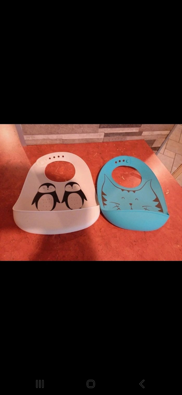 Lot de 2 bavoirs en silicone - photo numéro 1