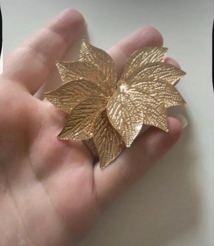 Boucles d’oreilles NEUVES pour femme forme de pétales de fleurs couleur doré