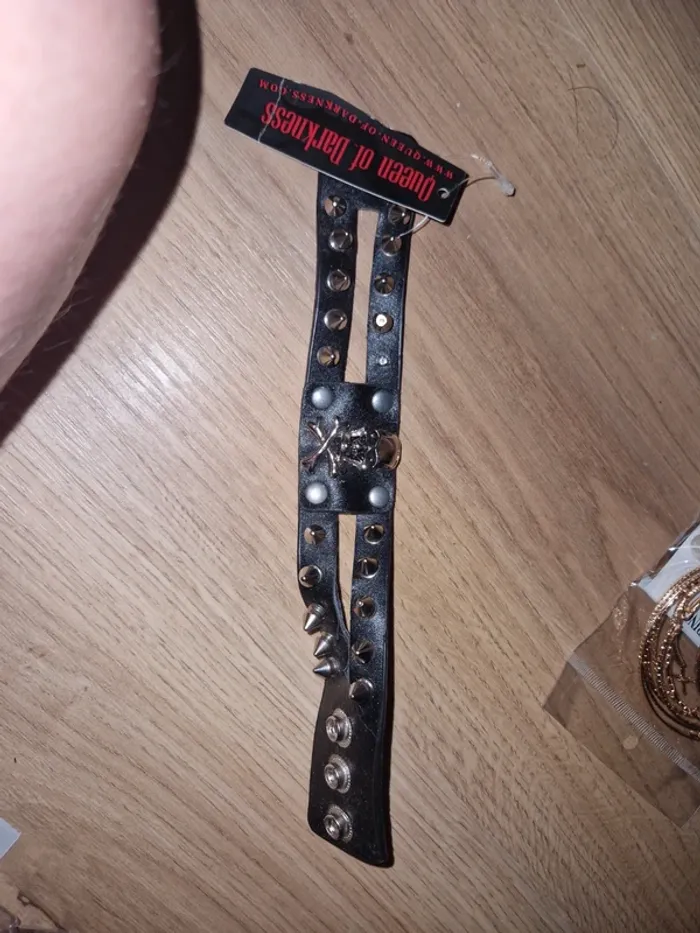 Bracelet avec pique et tête de mort