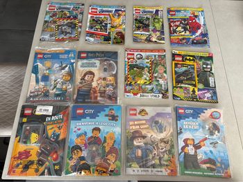 Lot de 12 magazines neufs lego avec figures à construire et collectionner