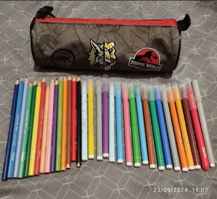 Trousse, crayon de couleur est feutre maped et bic