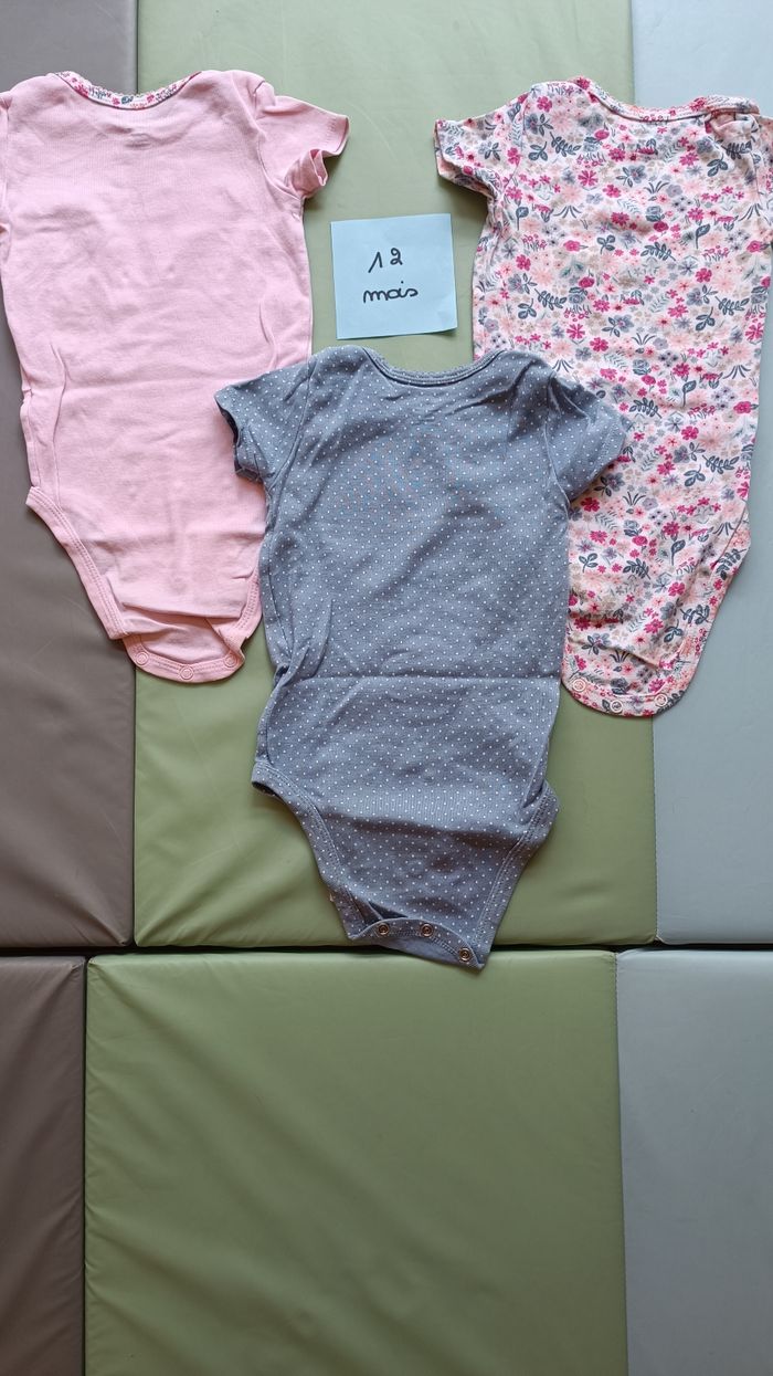 Lot 3 bodys manches courtes 12 mois - photo numéro 2
