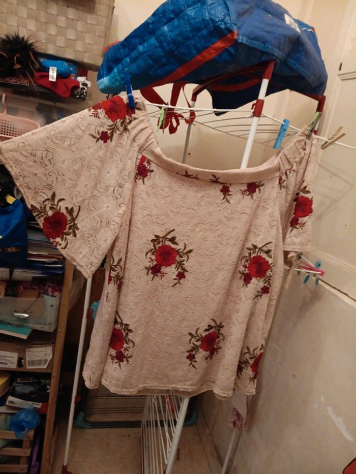 Haut style dentelle avec doublure  t.50 river island pas de vinted go