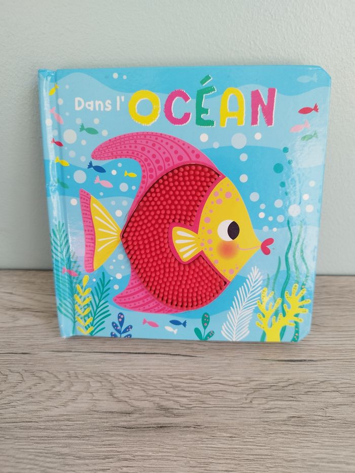 Livre à toucher dans l'océan
