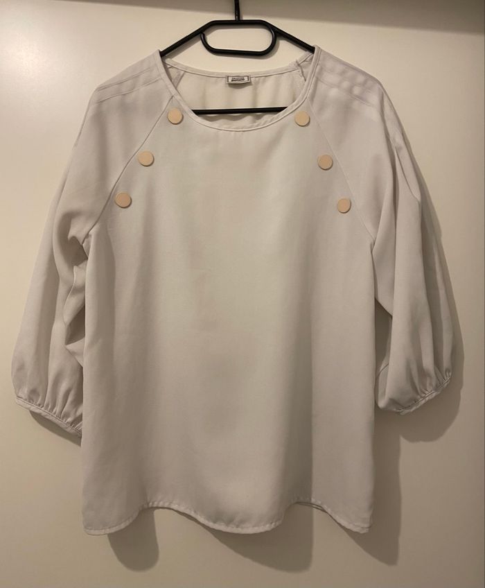 Blouse blanche avec boutons - photo numéro 3
