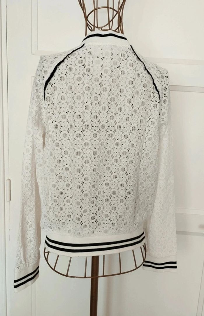 🤍 Veste Blanche Légère en Dentelle à Rayures Noires – Taille L/40 – Très Bon État - photo numéro 3