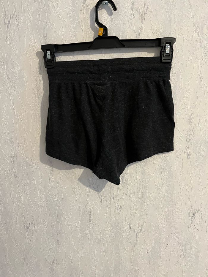 Short femme sport Nike Taille 34 - photo numéro 4