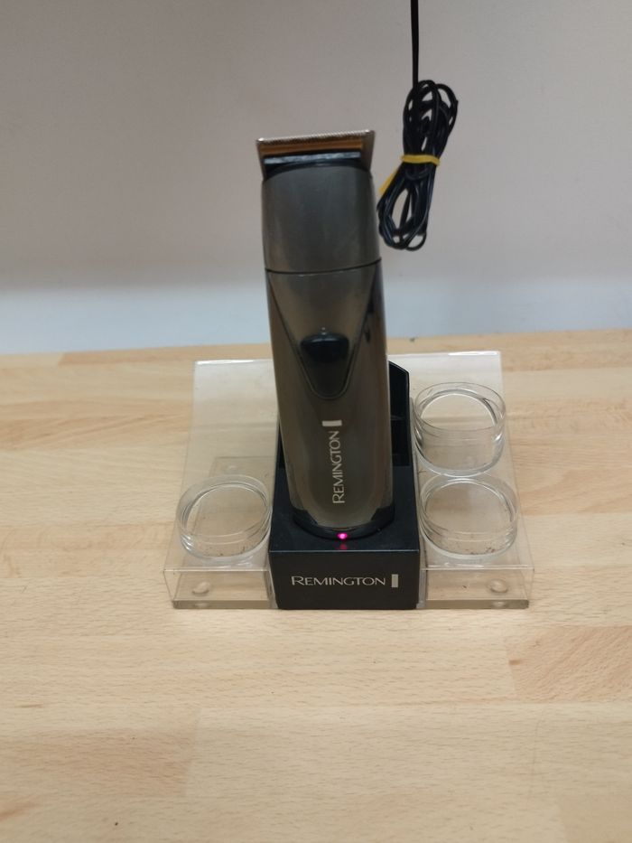 REMINGTON - Tondeuse multifonction PG400
Vendu comme sur la photo tondeuse avec le et chargeur manque les autres accessoires