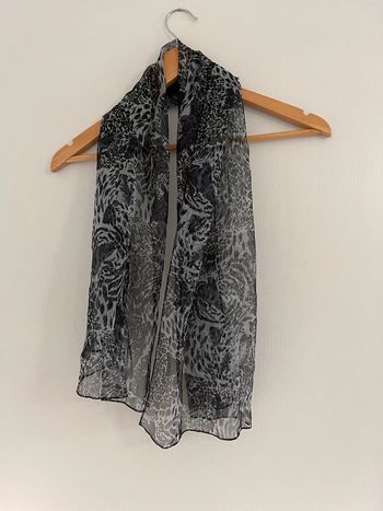 Foulard noir et gris leopard