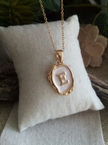 Collier médaillon lettre E
