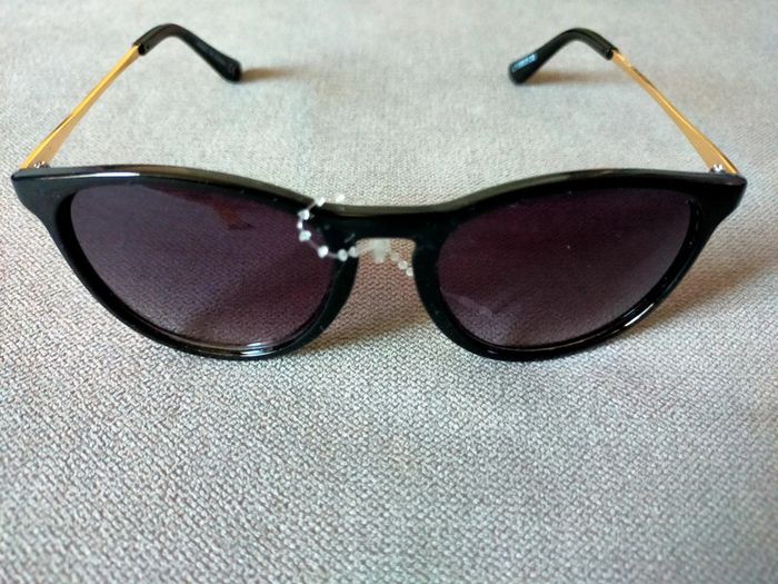 Lunettes de soleil noires – Neuf avec étiquette - photo numéro 2