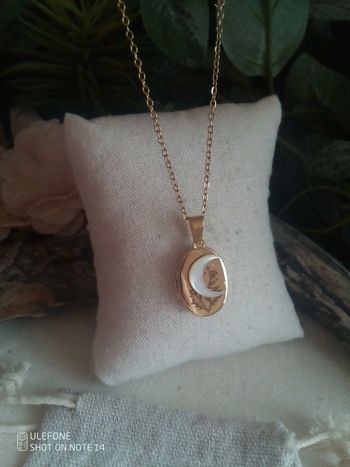 Collier médaillon ouvrable avec lune en nacre naturelle