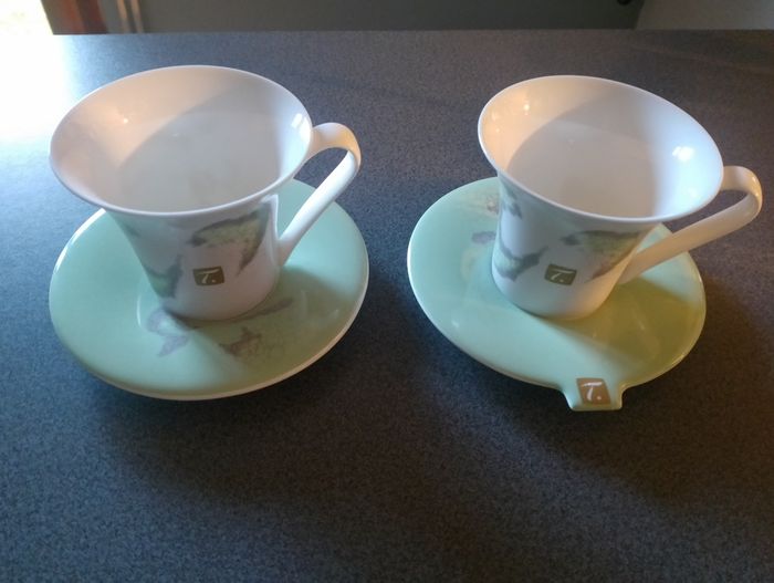2 tasses et sous tasses Spécial T