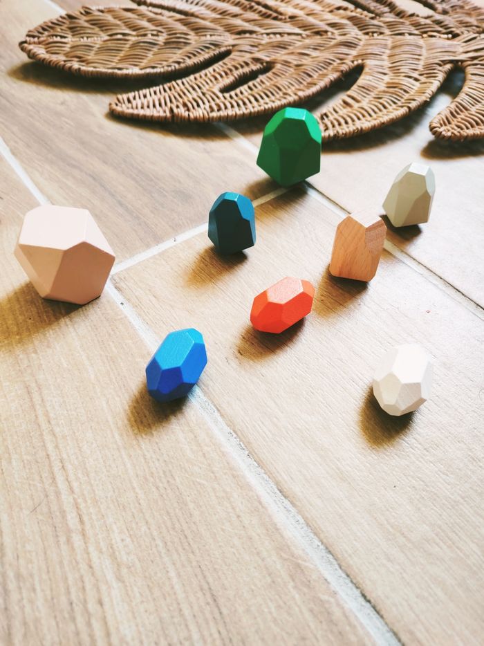 🪨Lot de 8 menhirs pierres multicolores à empiler en bois JB788 - photo numéro 2