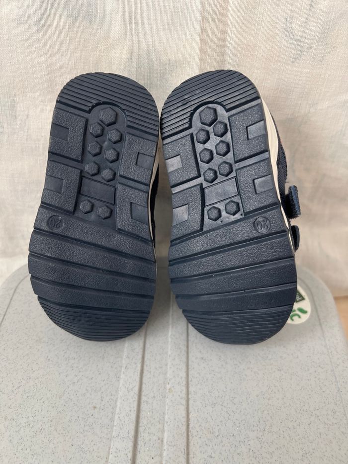 Paire de baskets taille 20 - photo numéro 4