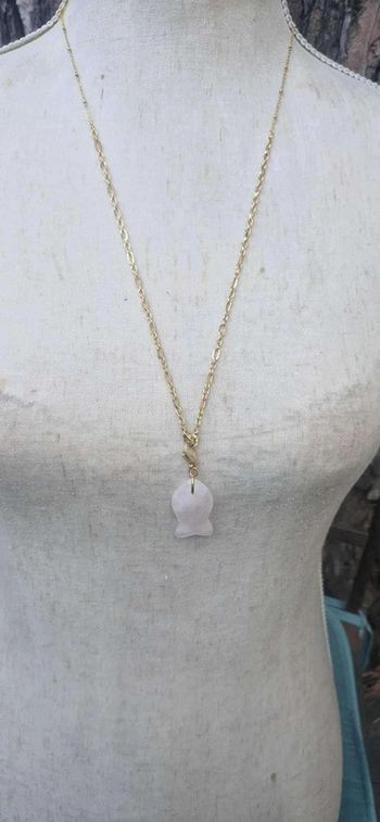Sautoir chaîne travaillée acier inoxydable or gros poisson en jade rose en pendentif