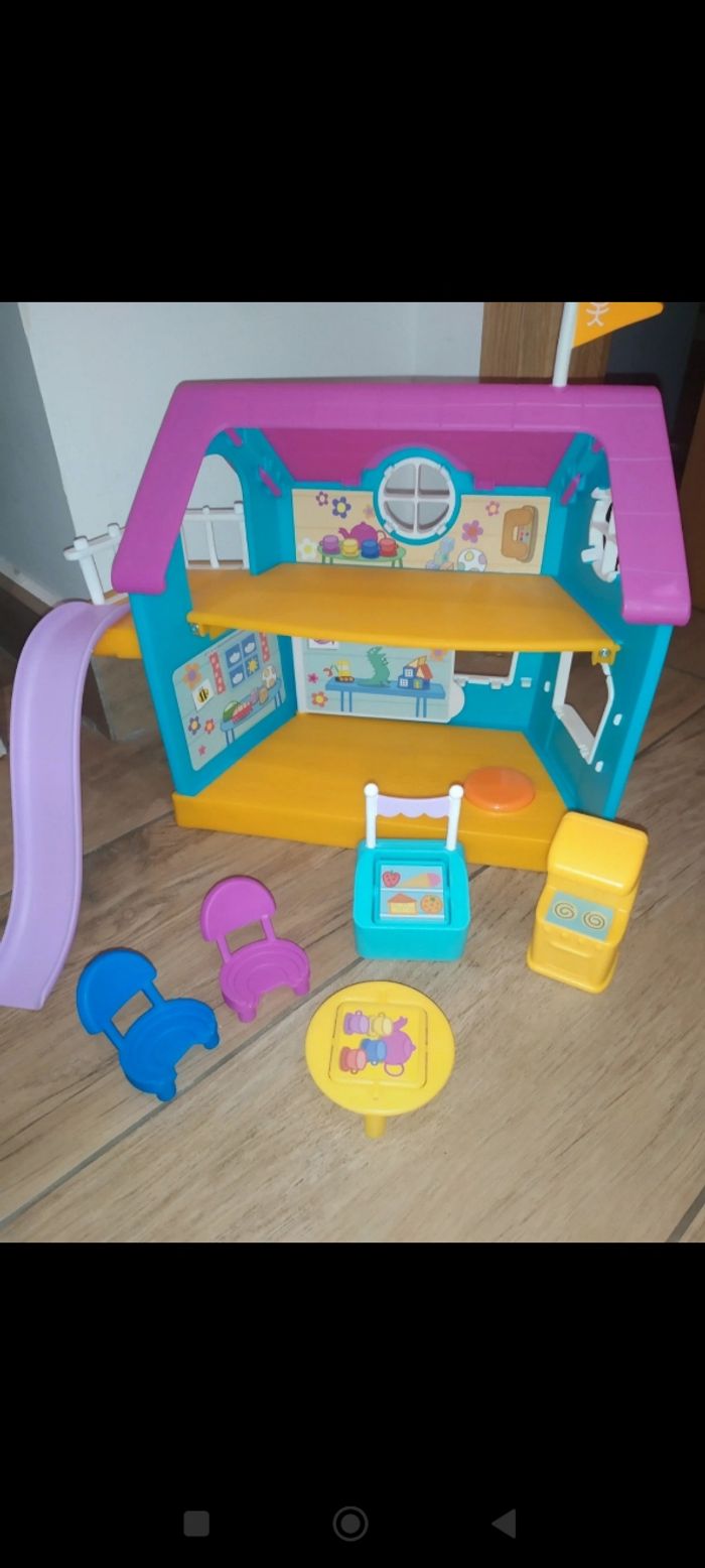 Peppa Pig et sa maison d'amis réservée aux enfants - photo numéro 3