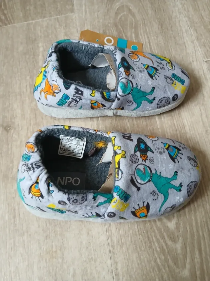 Chaussons neufs dinosaures garçon - photo numéro 2