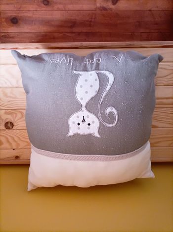 Coussin déco chat "A cat lives" gris & blanc