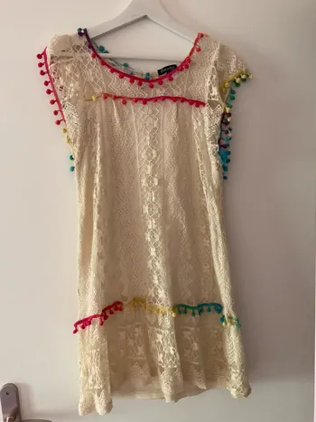 Robe en dentelle beige avec pompons multicolores