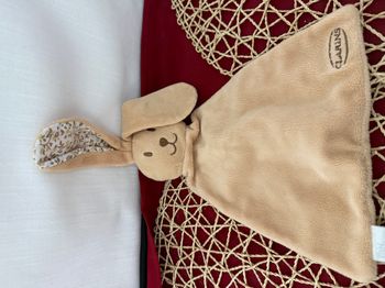 Doudou plat lapin CLARINS beige triangle oreilles tissu fleuris