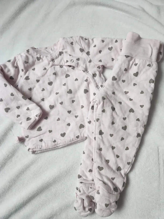 Beau pyjama épais hiver bébé fille rose et taupe motif coeurs 9 mois deux pièces qui s'accrochent