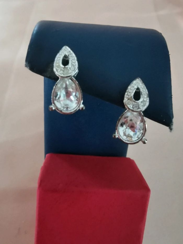 Boucles d'oreilles. Argentées. Zirconium.