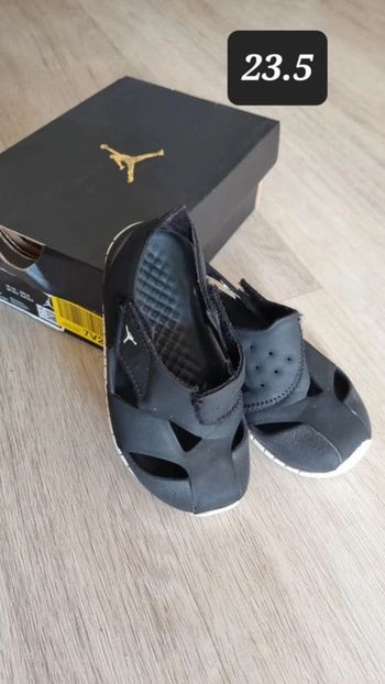 Sandales jordan pointure 23.5
