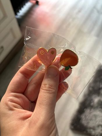 Pin’s cœur et pêche