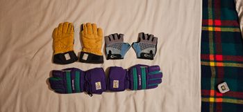 LOT : 2 paires de gants Décathlon et 1 paire de gants demi-doigts de sport