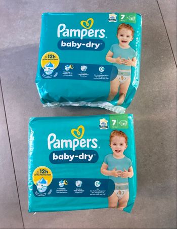 Lot de trois paquets de couches Pampers taille 8