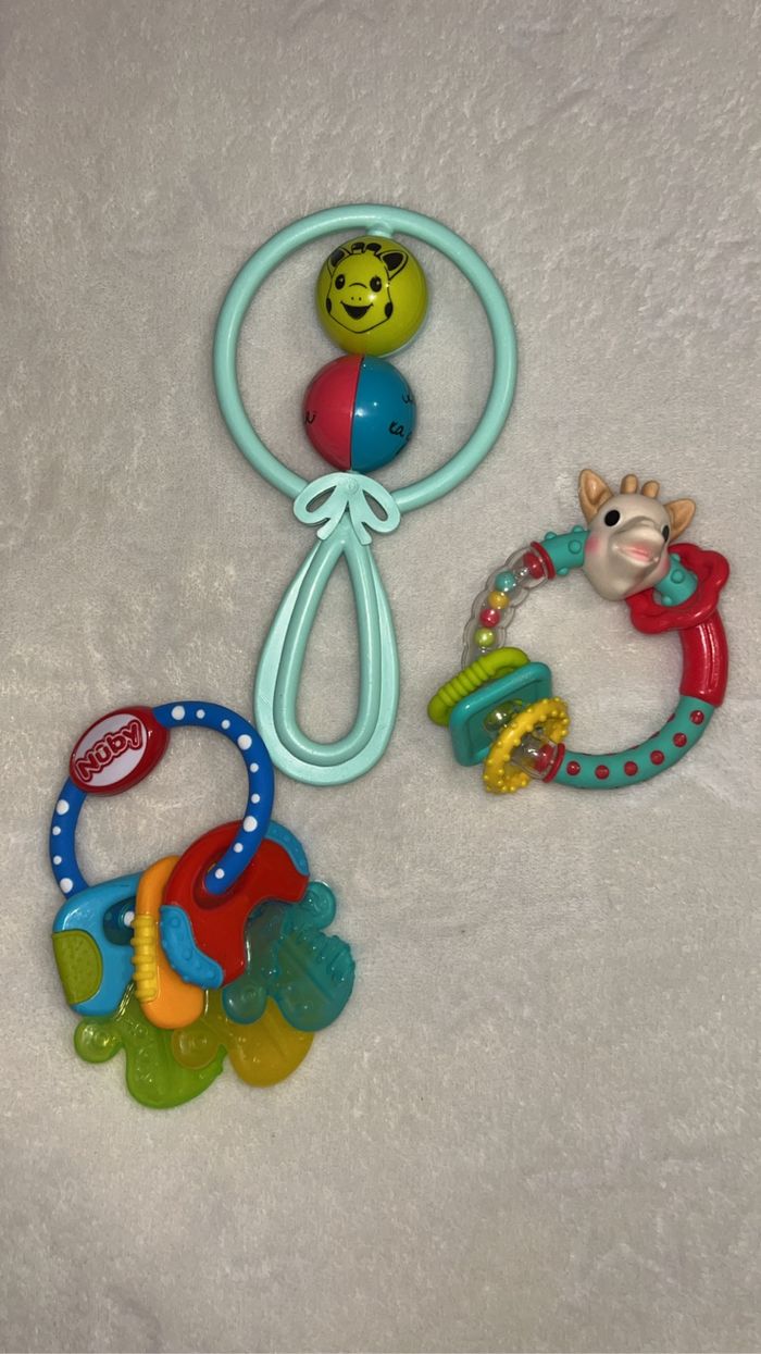 Lot de 2 hochets et 1 anneau de dentition