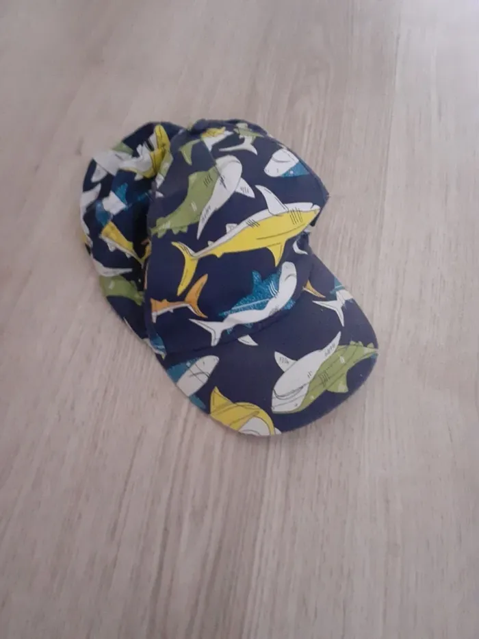 Casquette motif requins