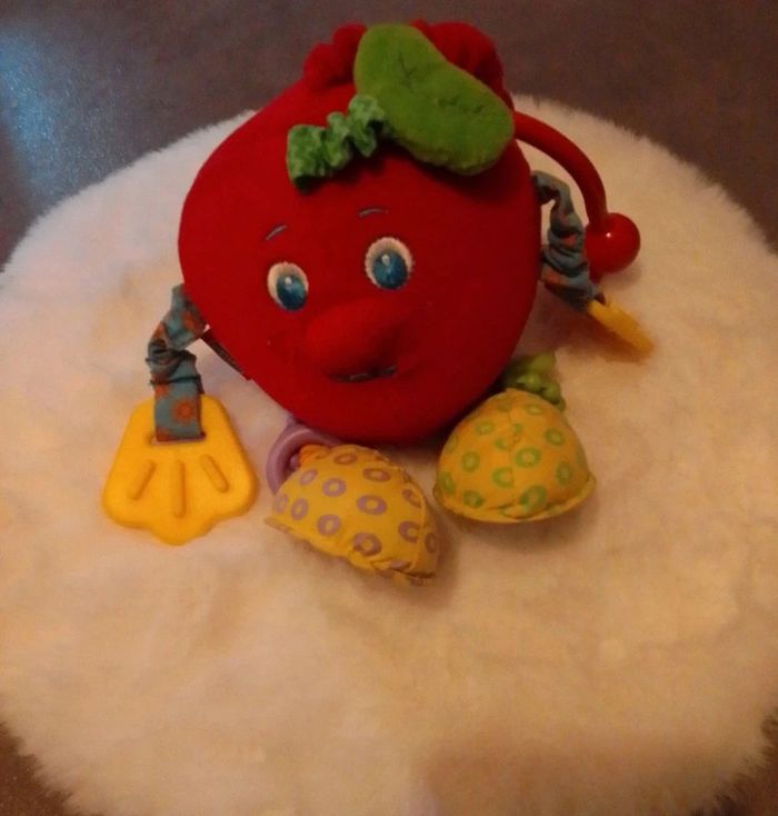 Peluche fraise jouet d'éveil tiny love