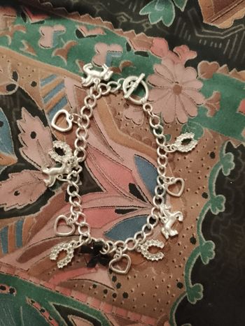 bracelet en métal argenté motifs équitation.
