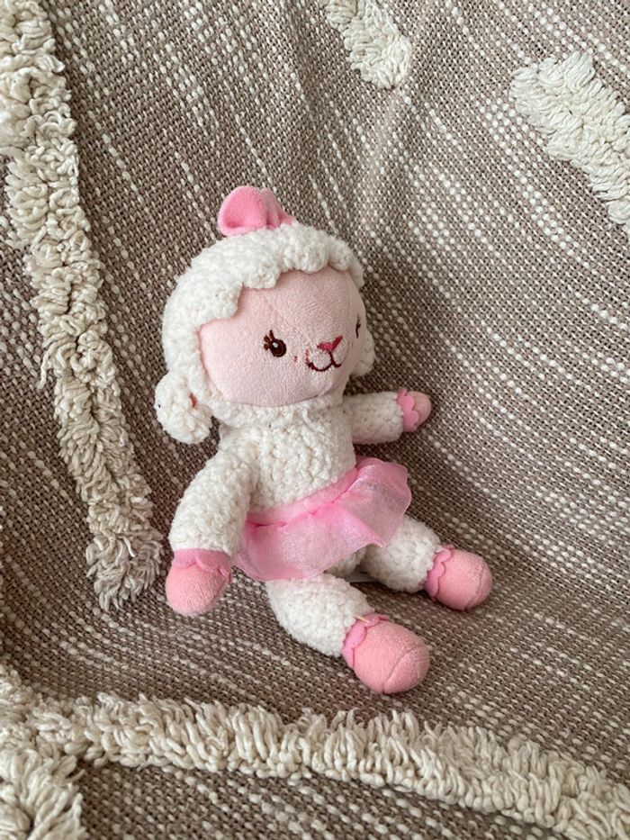 Peluche Doudou 20cm disney store Lambie McStuffins mouton rose et blanc parfait état - photo numéro 2