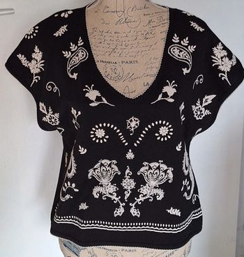 Tee-shirt noir à l'imprimé bohême écru